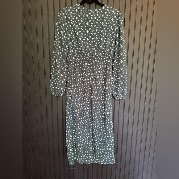 Kittenish Green and White V-Neck Bishop Sleeve Sundress - Picture 7 of 7